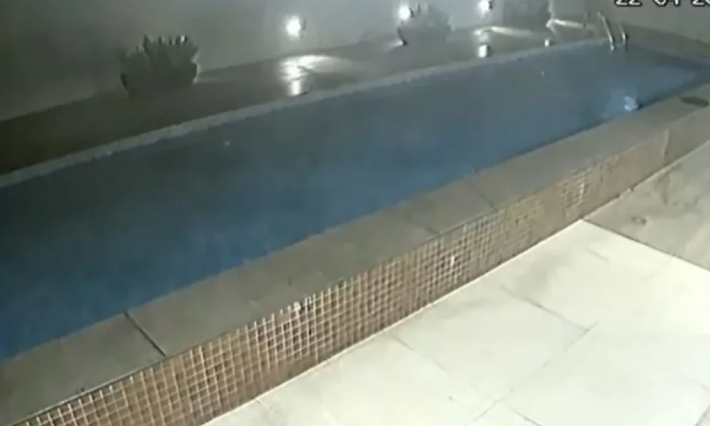 Τρομακτικό! Η στιγμή που καταρρέει ο πάτος πισίνας πολυκατοικίας (βίντεο)